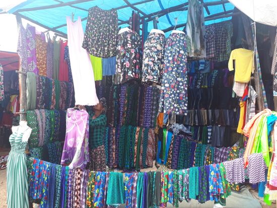 Stoffe und Kleidung in allen Farben