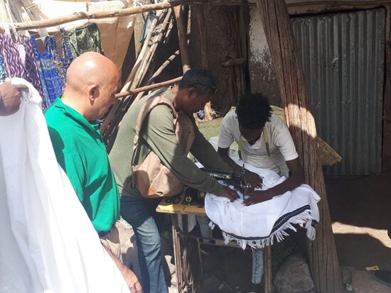 an einigen Ständen wird auch genäht, meist von Männern