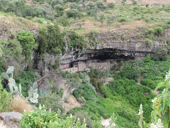 da unten ist das Kloster in den Felsen rein gebaut