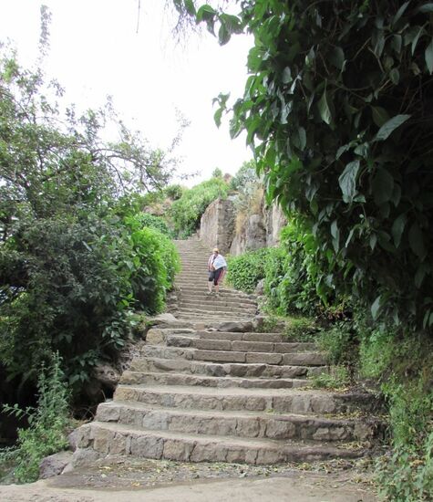 hinunter geht es über viele Stufen