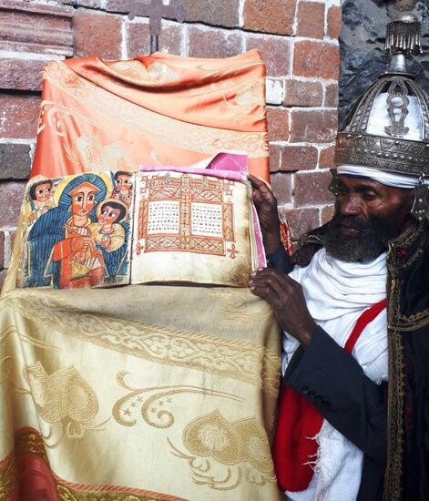 die heilige Schrift - ich bin immer wieder erstaunt, wie die Priester hier mit diesen alten Heiligtümern umgehen