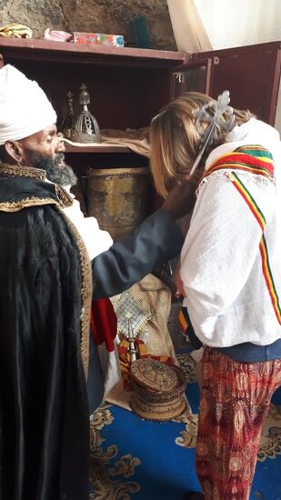 Zweiter Teil unserer Segnung mit einem der Kreuze wird unser Körper abgeklopft und wir küssen am Ende das Kreuz.