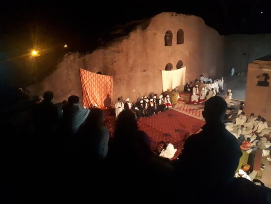 Anfangs schauen wir von hier oben zu.