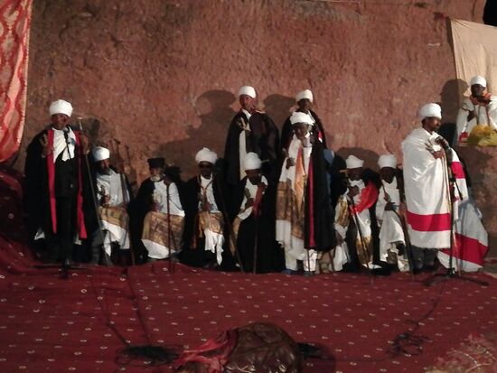 Einige der Priester - sie wechseln sich die ganze Nacht ab mit den Gebeten.