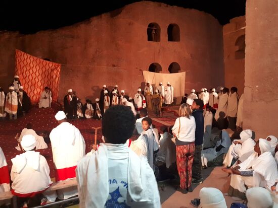 es kommen immer mehr Gläubige - wir fallen gerade zu auf in der Mitte der Leute!  