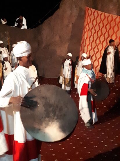 jetzt geht eine der Zeremonien los, mit Trommel geht es im Kreis und....