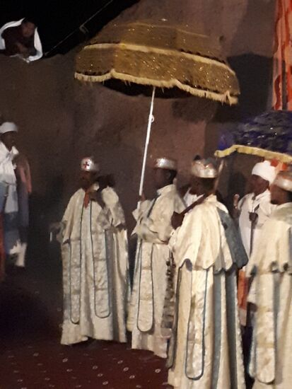 .... die Priester folgen.