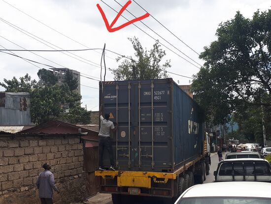 Man BEACHTE das der Mann mit nem Stock die Stromleitung nach oben drückt, damit der LKW durch kommt!
