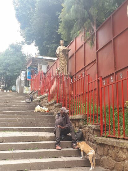 Auch sieht man viele Obdachlose in den Strassen.
Aufgang zur Kirche "Saint Estifanos"