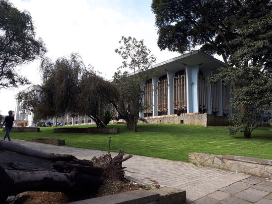 eines der Uni Gebäude