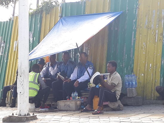 Auf dem Rückweg zum Hotel entdeckt! 
Auch die Polizei braucht saubere Schuhe 