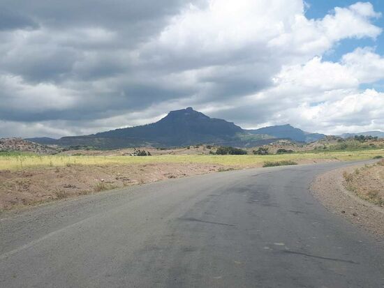 in der Ferne der Mount Asheten auf dem sich ein Kloster befindet. Er ist ca. 3.000m hoch.