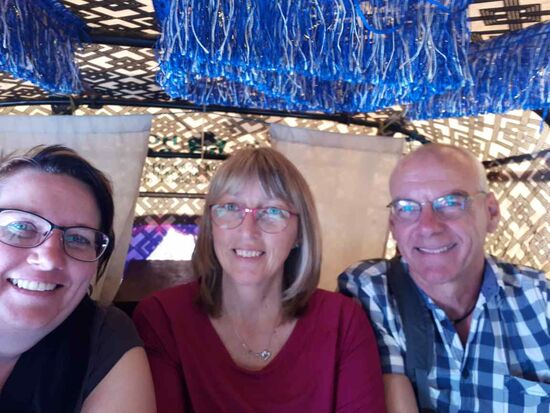 Mit dem Tuck Tuck geht es bis zur Strasse wo wir dann zu Fuss zum Waisenhaus rauf laufen.