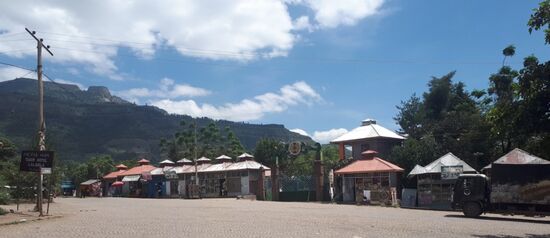 rundherum einige kleine Läden....