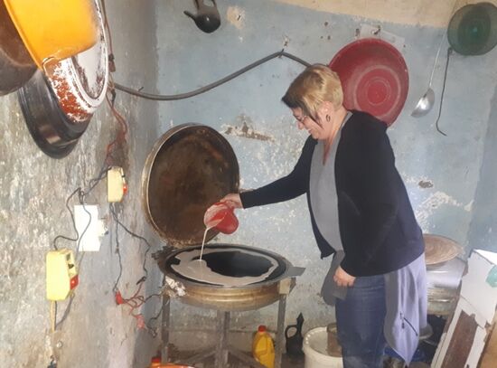 Ich durfte mich am Injera Ofen probieren,
na ja, fürs erste Mal gings ganz gut!