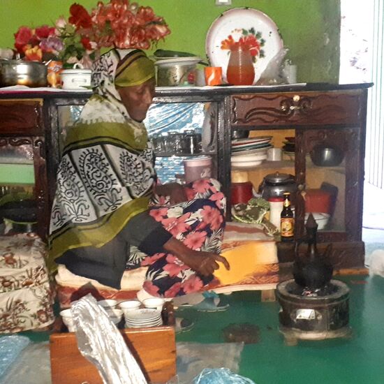 Happy's Tante macht den Kaffee anschließend direkt im Wohnzimmer