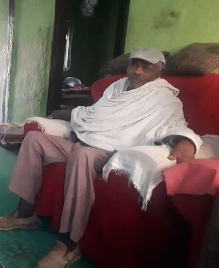 Happy's Onkel kommt auch noch nach Hause. Er ist den ganzen Tag im Dorf unterwegs.