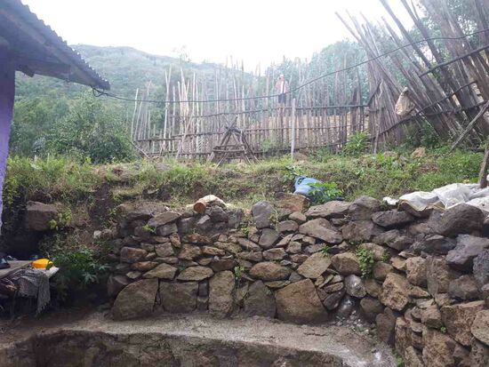 rundherum sind Sitzmöglichkeiten.
Oben ist ein kleiner Garten
