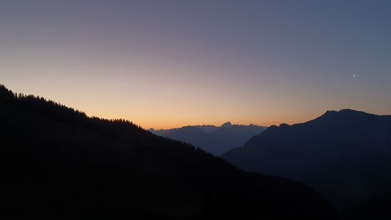 Morgens um 5 Uhr gibt es einen schönen Sonnenaufgang, der einen tollen Tag verspricht!