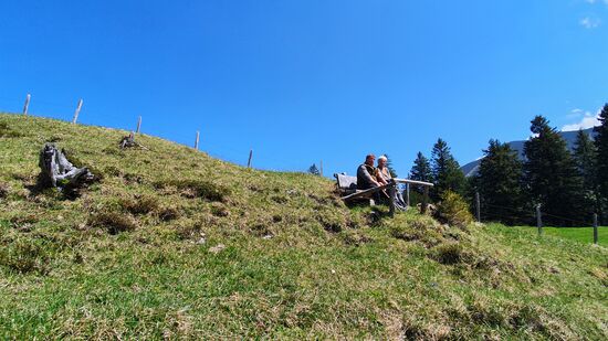 Meine Eltern genießen den Ausblick auf der Bank