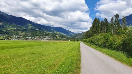 Erst geht es ein Stück dem Radweg entlang