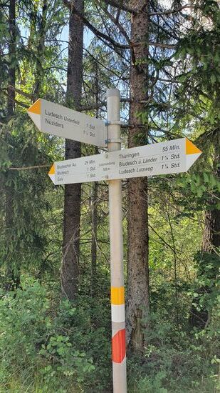 nun weiter am Fluss entlang bis zur nächsten Abzweigung.