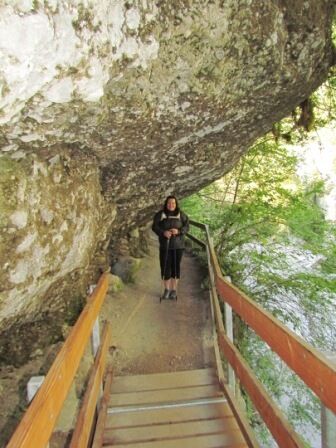 Auf dem schön gestalteten Weg geht es entlang der Felsen.