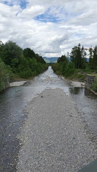 Los geht's. Blick auf die Frutz, die im Moment wenig Wasser führt.