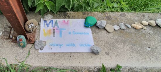 Bei der Brücke geh ich runter vom Damm und nun am Ratzbach entlang. Hier liegen viele bunt bemalte Steine, und eine Aufforderung Neue hin zu legen. 
Schöne Idee!