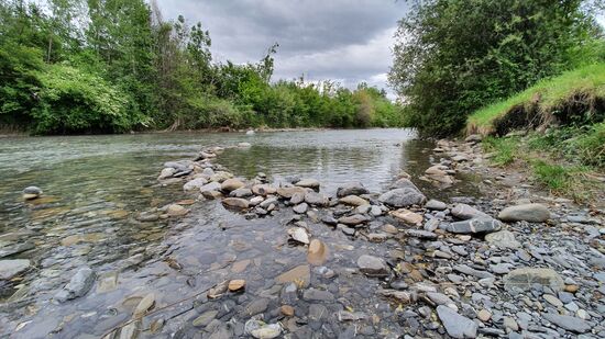 An einigen Stellen kommt man gut zum Fluss hinunter. Hier wird im Sommer gebadet.
Jetzt seh ich nur vereinzelte Fischer, die Ihr Glück probieren.