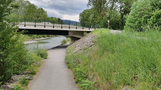 Zurück an der Brücke wo ich mein Auto geparkt hatte.
Obwohl am Himmel schon zu Beginn dunkle Wolken aufzogen und man von der Schweiz her Donnergrollen hörte, hab ich die knapp 5km trocken geschafft.
Als ich zu Hause aus dem Auto stieg begann es zu regnen.