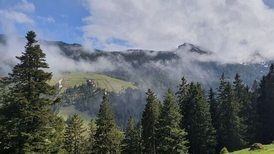 Der Nebel hängt noch in den Bergen.