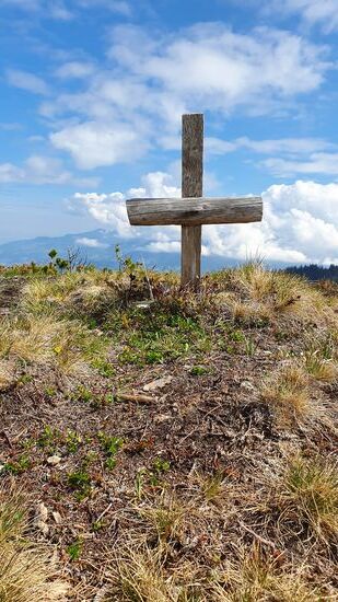 Oben angekommen! Ein mickriges Kreuz, vermutlich von nem Wanderer gemacht.
Das richtige ist seit Jahren kaputt und wurde nie ersetzt.