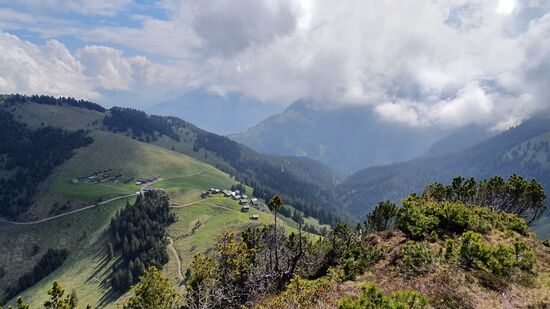 Blick auf die Alphütten der Alpe Gamp