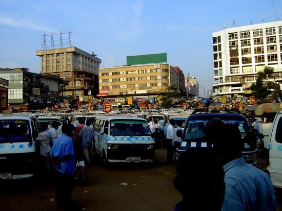 mitten im Busbahnhof