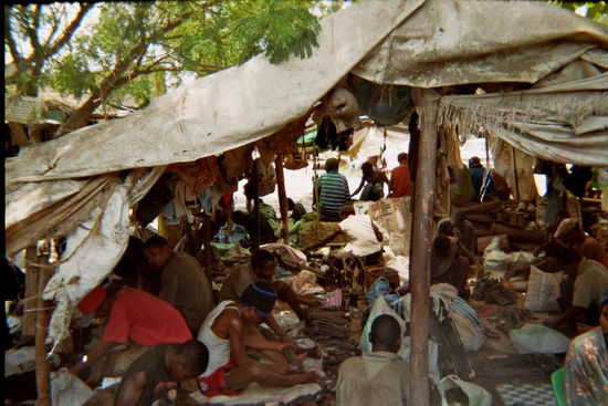 Makonde-Schnitzer im Mwenge-Markt am arbeiten