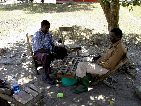 Mein Guide (links) spielt mit einem Bekannten "Bao"