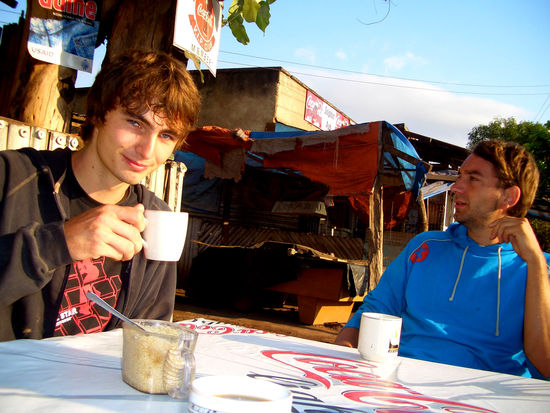 ... und wir können dabei nichts tun und trinken einen Kaffee!