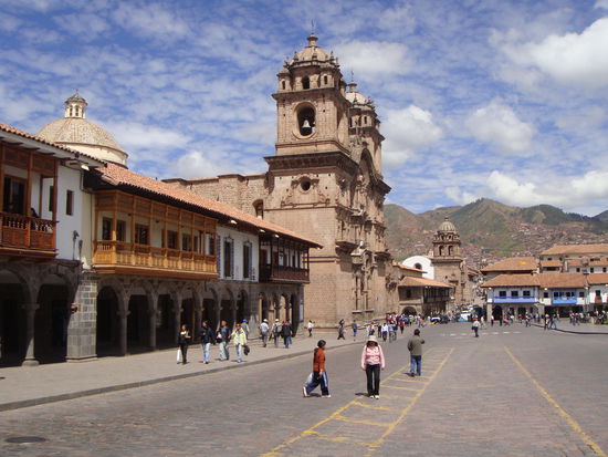 Die kleinen Holzbalkone links oben sind Cafes mit herrlichen Ausblick