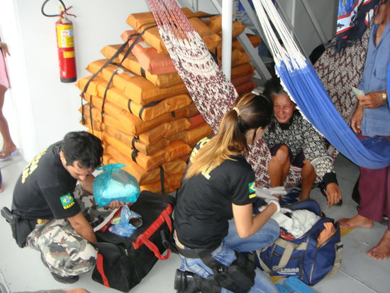 2 Polizisten mit Hundenäschen