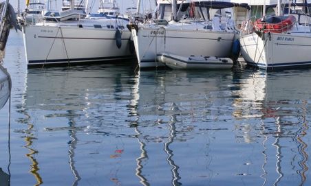 Weiße Schiffe schaukeln im Hafen