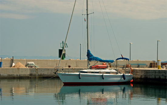 Unser Segelboot Cleo im Hafen von Susak