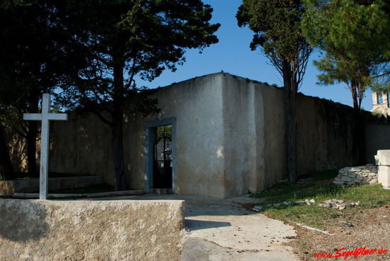 Die Nachbarinsel "Sveti Petar" mit dem Friedhof