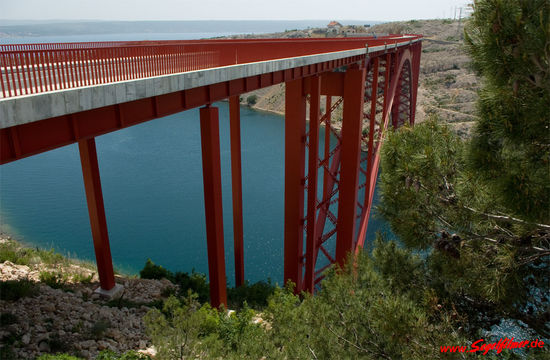 Bei Maslenica führt eine Brücke über die Wasserverbindung zwischen dem Novigradsko More und dem Velebit-Kanal