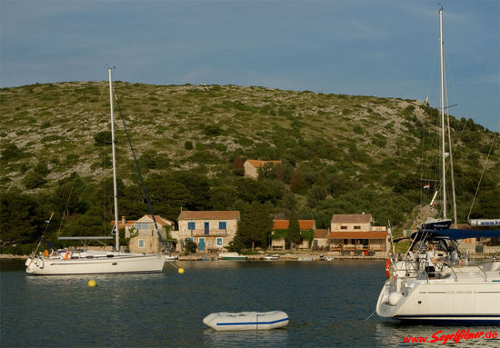 Die Bucht von Lavsa mit Konoba Idra im Hintergrund
