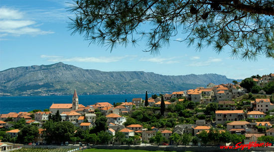 Blick auf den Ort Splitska. Im Hintergrund das Festland mit der Makarska Riviera und Omiš