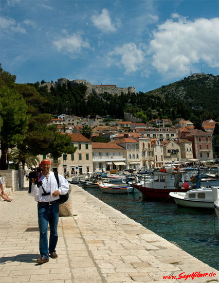 Stadthafen von Hvar; im Hintergrund die Stadtfestung