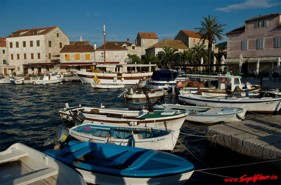 Fischerboote vor der Kulisse von Starigrad