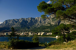 Der Ferienort Makarska mit Strand