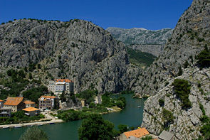 Diese beeindruckenden Bilder möchte ich Euch nicht vorenthalten: Blick von der Ruine auf Omiš und die Cetina-Schlucht